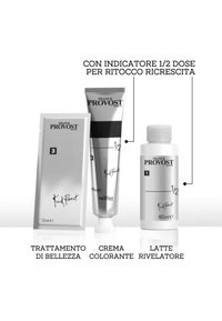 Tre prodotti per il trattamento dei capelli: un tubo argento di crema colorante, una bottiglia bianca di sviluppatore e un sacchetto argento etichettato "trattamento", tutti con marchio.