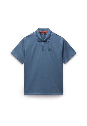 Camisa polo de suave tela azul, con cuello clásico, mangas cortas y un sutil logo en relieve en el pecho. Diseño simple y limpio.