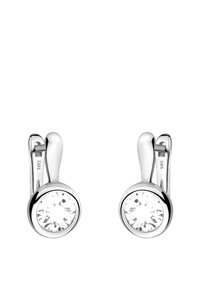 Örhängen i sterlingsilver med hävarmsfäste som har en rund, fasetterad klar kristall. Slät yta med polerad textur och minimalistisk design.