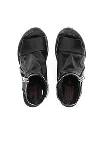 Czarne skórzane sandały o pogniecionej fakturze, z zamknięciem na zamek błyskawiczny w srebrnym kolorze i otwartym noskiem.