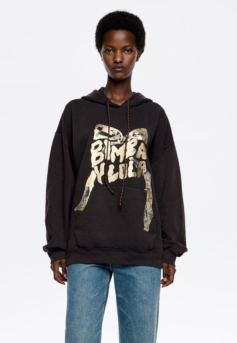 Sudadera negra con estampado gráfico que incluye "BIMBA Y LOLA", de manga larga, capucha con cordón y diseño de bolsillo frontal. Corte casual.