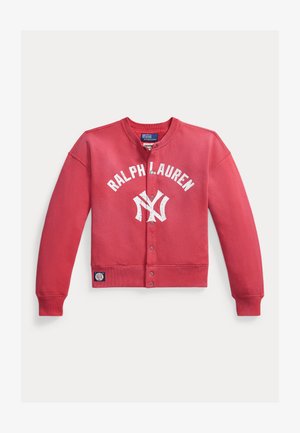 Cardigan rosso con bottoni con scritta "RALPH LAUREN" e logo NY bianco stilizzato sul davanti, polsini a coste ed etichetta del marchio vicino all’orlo.