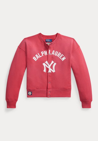 Κόκκινη ζακέτα με κουμπιά με το κείμενο «RALPH LAUREN» και λευκό στυλιζαρισμένο λογότυπο NY στο μπροστινό μέρος, ριμπ μανσέτες και ετικέτα με την επωνυμία κοντά στο τελείωμα.