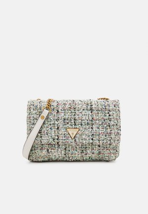 Sac bandoulière en tweed avec bandoulière chaîne dorée, texture multicolore et accent logo triangulaire Guess. Doté d'un rabat de fermeture et d'un bord en cuir souple.