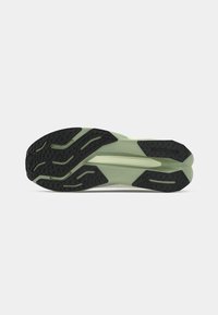 Laufschuhsohle mit strukturiertem schwarzem Gummi-Profil. Hellgrüne Zwischensohle mit konturierten Details und Einkerbungen für Traktion und Flexibilität.