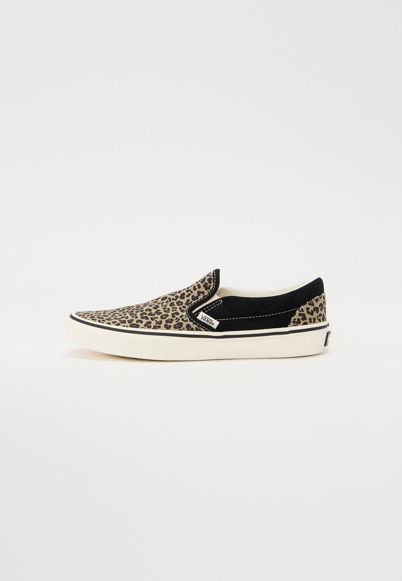Slip-on sneakers med leopardprint design, sorte ruskindsdetaljer og en hvid gummisål. Inkluderer elastisk side goring for nem påtagning.