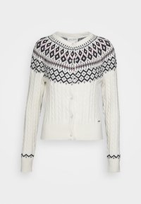 Cardigan blanc en maille torsadée avec motifs géométriques noirs et rouges sur le yoke et les poignets, col rond et boutons imitation perle sur le devant.