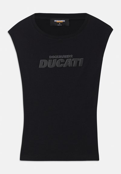 Mustat hihattomat t-paidat pyöreällä kaula-aukolla ja koholla olevalla mustalla "DSQUARED2 DUCATI" -logolla rinnassa, koko pieni, valmistettu Italiassa, kauluksessa oleva tuotelappu.