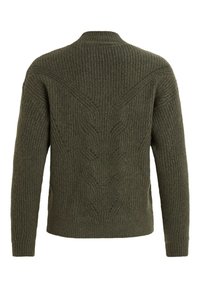 Pull en maille verte avec une texture côtelée, présentant un motif en torsades, un col ras du cou, des manches longues et un ourlet droit.