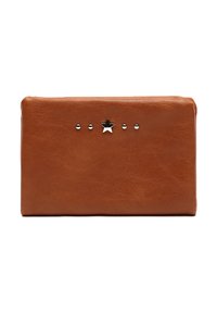Hnědá kožená peněženka s hladkým povrchem, která má stříbrné kovové prvky včetně akcentu ve tvaru hvězdy a pěti kulatými cvočky umístěnými centrálně nahoře.