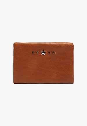 Billetera de cuero marrón con una textura suave, que presenta herrajes plateados, incluyendo un acento en forma de estrella y cinco tachuelas redondas centradas en la parte superior.