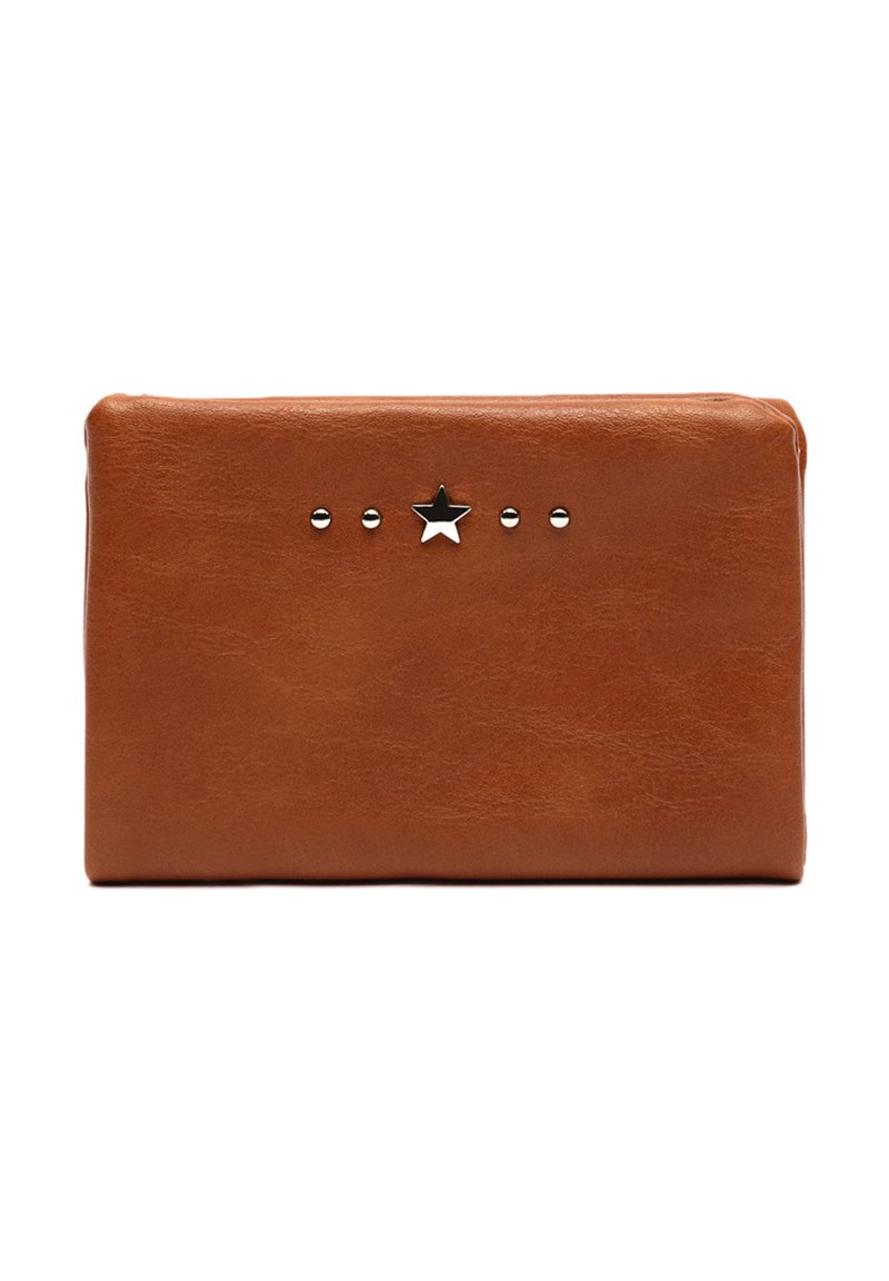 Hnědá kožená peněženka s hladkým povrchem, která má stříbrné kovové prvky včetně akcentu ve tvaru hvězdy a pěti kulatými cvočky umístěnými centrálně nahoře.