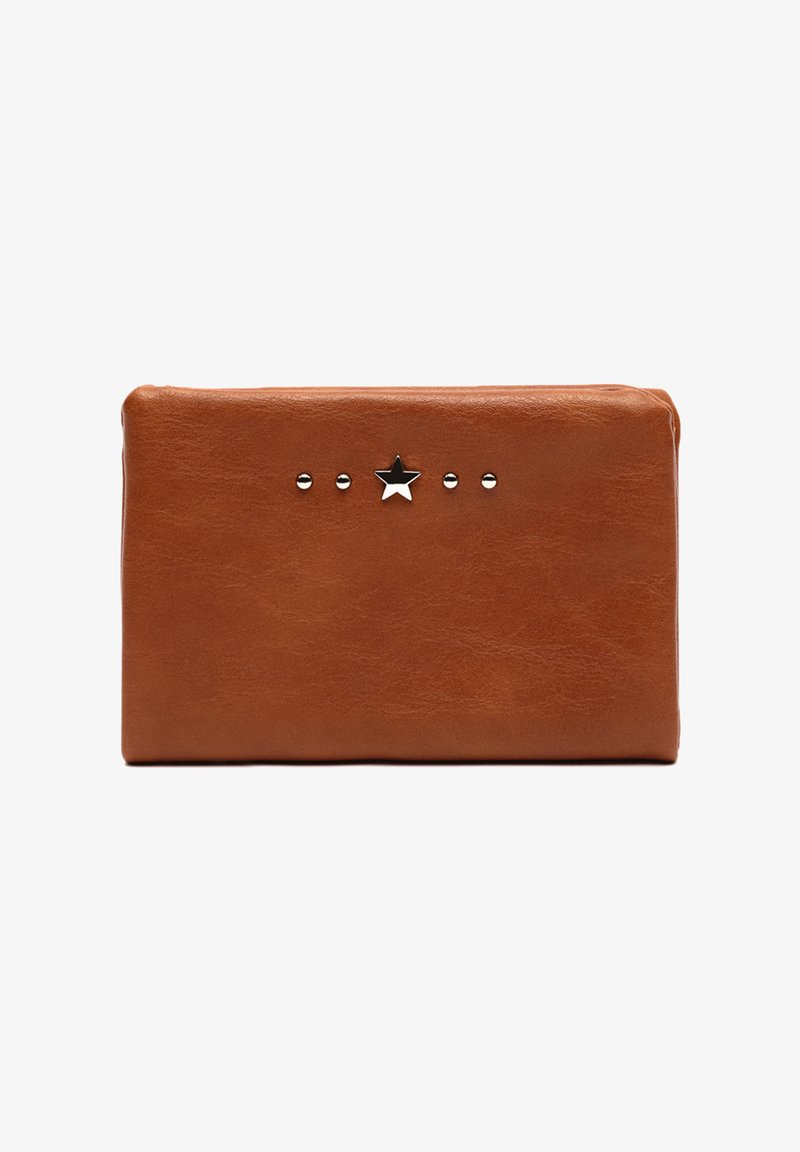 Hnědá kožená peněženka s hladkým povrchem, která má stříbrné kovové prvky včetně akcentu ve tvaru hvězdy a pěti kulatými cvočky umístěnými centrálně nahoře.
