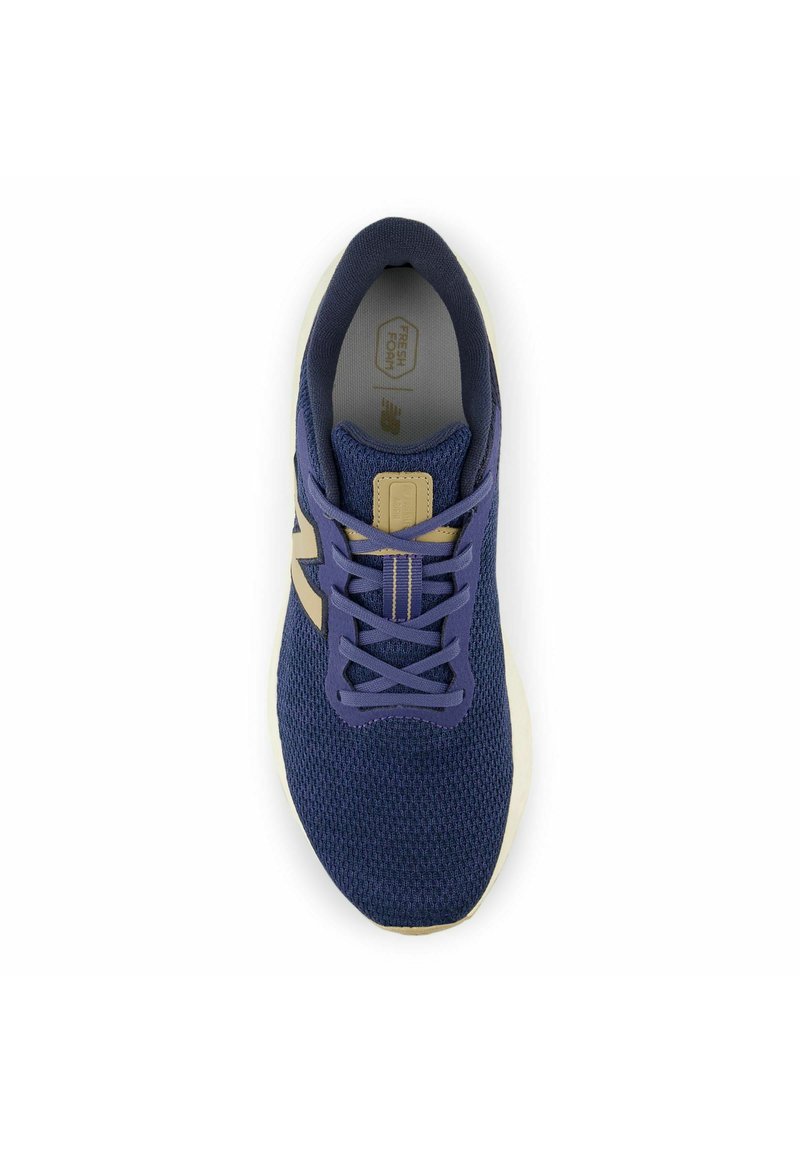 Chaussure de course en mesh marine avec une semelle gris clair, des lacets violets et des accents dorés sur le logo et la languette. Matériau respirant avec une surface texturée.