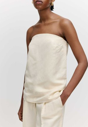Strapless top in lichtbeige linnen, met een recht gesneden ontwerp en een zachte textuur. Gecombineerd met bijpassende lichtgekleurde broek.