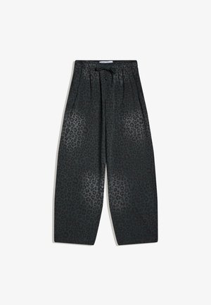Črne široke hlače z nežnim temnim leopardjim potiskom, elastičnim pasom in zavezovanjem z vrvico, položene ravno na beli podlagi.