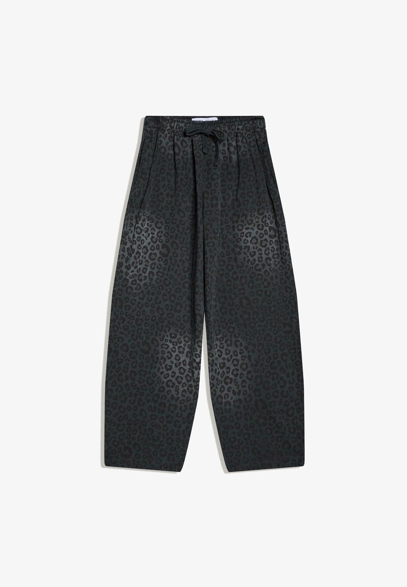 Črne široke hlače z nežnim temnim leopardjim potiskom, elastičnim pasom in zavezovanjem z vrvico, položene ravno na beli podlagi.
