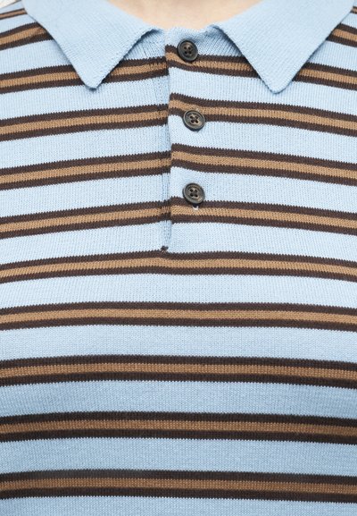 Polo bleu clair avec des rayures horizontales marron et trois boutons noirs sur le devant.