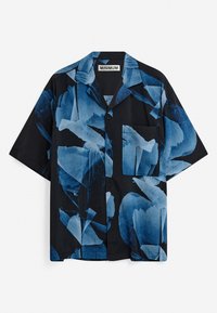 Chemise à manches courtes avec boutons, fond noir et grands motifs abstraits bleus, avec poche poitrine et col.