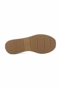 Suela de zapato de goma marrón con un patrón texturizado en forma de ondas y surcos horizontales. Presenta el logo de la marca y marcas de tamaño.