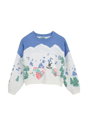 Pull avec ciel bleu, montagnes blanches, arbres verts, fleurs colorées et un petit lapin dessin animé noir au centre devant.