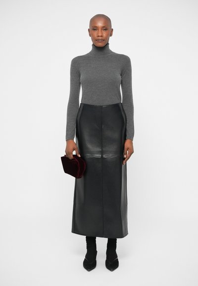 Grå turtleneck sweater, sort læder midi-skirt, holder en burgundervelour clutch. Sorte hæle afslutter outfittet.