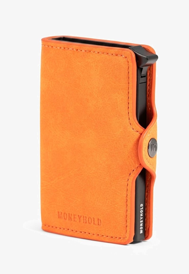 Cartera compacta de cuero naranja con una correa abotonada y un soporte interior para tarjetas negro con la etiqueta MoneyHold.
