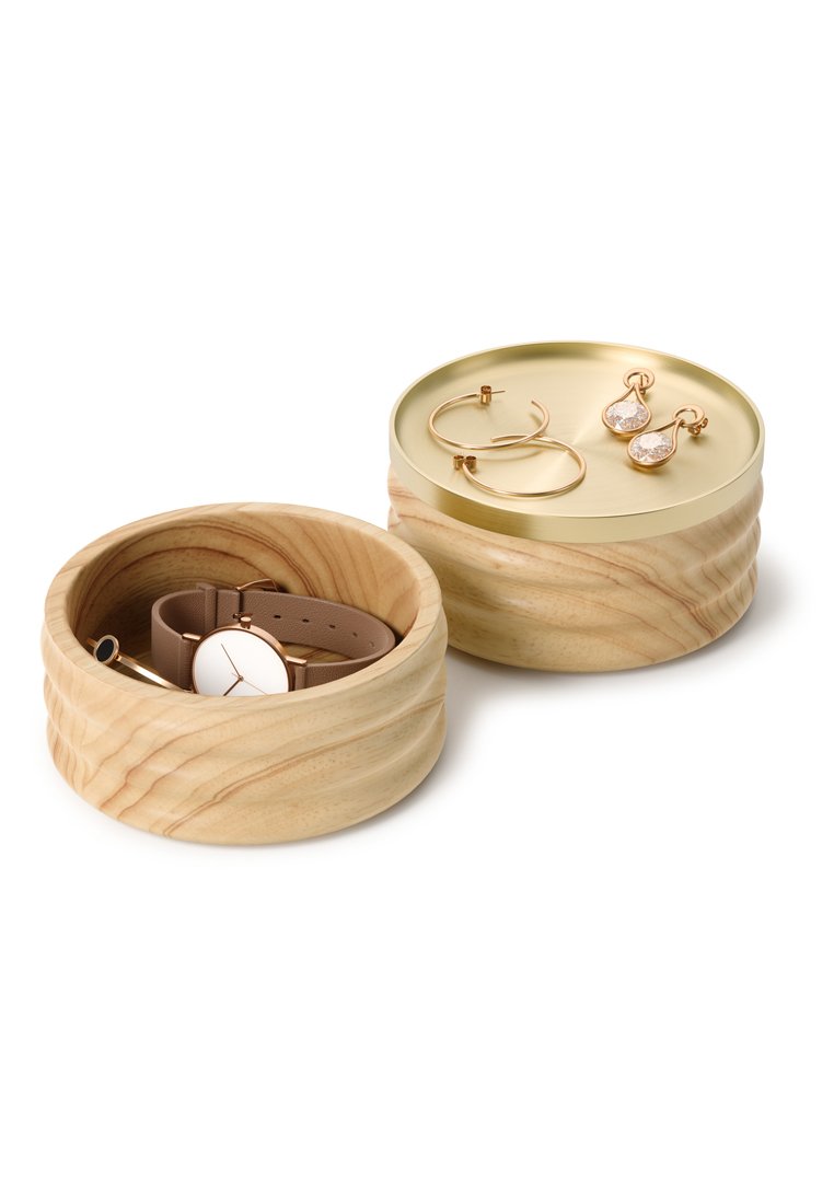 Holzaufbewahrungsbox mit einer glatten, hellen Oberfläche; enthält eine braune Armbanduhr und Schmuck in Goldfarbe; der Deckel hat eine goldene Oberfläche, die den Inhalt betont.