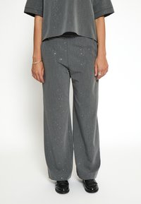 LESLIE  - Kalhoty - dark grey print