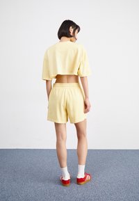 adidas Originals ESSENTIALS PLUS - Joggebukse - almost yellow