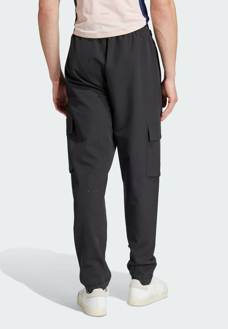 Schwarze Cargo-Hosen mit elastischem Bund. Sie verfügen über zwei Seitentaschen und eine glatte Textur, ergänzt durch eine lockere Passform und zulaufende Beine.