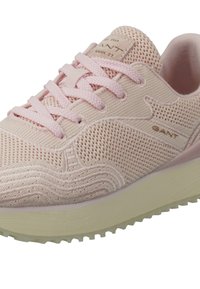 Zapatilla deportiva de color rosa claro con parte superior de malla, diseño texturizado, cordones a tono y suela de crema clara en contraste. Logo de GANT visible en el lateral.