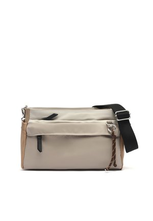 Obdĺžniková béžová kabelka na crossbody s viacerými priehradkami so zipsom, čiernym nastaviteľným popruhom a hnedým kovovým zapínaním na bočnom zipsom.