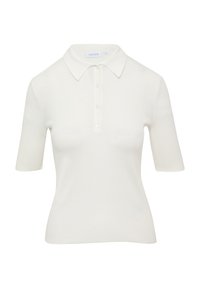 Biała, prążkowana koszulka polo z krótkim kołnierzykiem i krótkimi rękawami. Posiada zapięcie na guziki z przodu oraz dopasowany krój. Gładka faktura.