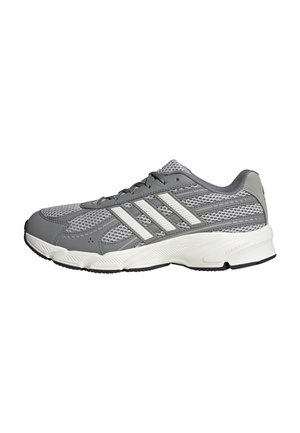 Zapatilla deportiva para correr en tonos gris y blanco, con parte superior de malla, franjas blancas a los lados, suela acolchada y cierre de cordones.