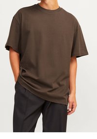 Brun bomull t-shirt med avslappnad passform, rund halsringning och korta ärmar, med en mjuk textur och minimal sömdetalj.