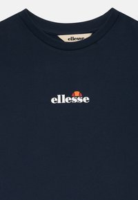 Camiseta de cuello redondo azul marino con el logo de la marca ellesse en blanco y naranja centrado en el pecho.