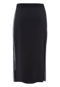 Skirt de sport noir avec une taille élastique, présentant des rayures blanches sur les côtés, texture lisse et silhouette droite.