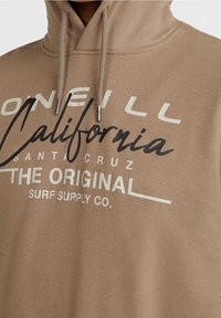 Sweat à capuche marron avec cordons, portant le texte : "O'NEILL California Santa Cruz THE ORIGINAL SURF SUPPLY CO."