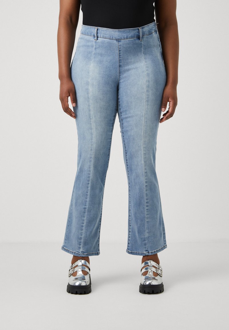 Svetlo modri flared jeans z visokim pasom in dvema sprednjima žepoma. Tkanina ima mehak občutek in subtilno zbledenje.