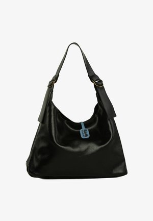 Musta nahkainen olkalaukku leveällä hihnalla, kultaisilla solkien yksityiskohdilla ja sinisellä bränditunnisteella, joka roikkuu laukun etuosan keskellä.