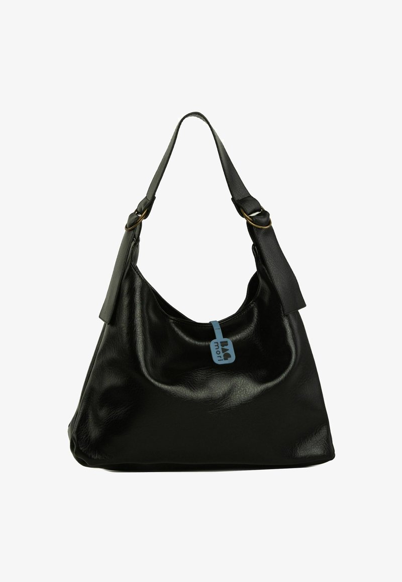 Černá kožená kabelka přes rameno se širokým popruhem, zlatými sponami a modrou značkovou visačkou visící z předního středu.