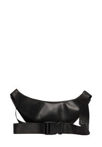 Bolso de hombro de cuero negro con un diseño curvado, acabado texturizado, correa de tela ajustable y cierre de hebilla.