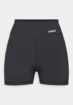 Zwarte sportshorts gemaakt van rekbare stof met een hoge tailleband. Voorzien van een wit logo "STRONGER" aan de voorkant. Naaddetails zijn zichtbaar.