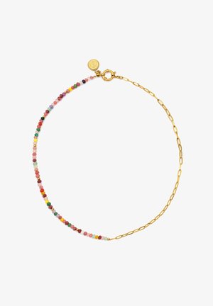 Kultaketju koru, jossa on monivärisiä pieniä helmiä toisella puolella ja pyöreä kultakiinnike, jossa on logokoriste.