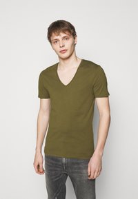 DRYKORN QUENTIN - T-shirt básica - olive