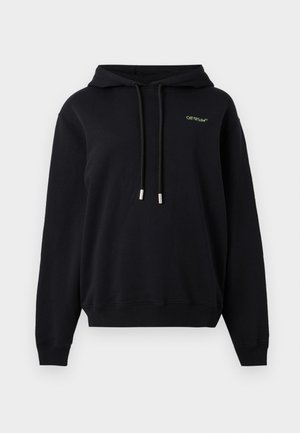 Fekete pulóver kapucnis felső elöl zsinórokkal és kis zöld "Off-White" logóval a bal mellrészen, egyszerű háttér előtt bemutatva.
