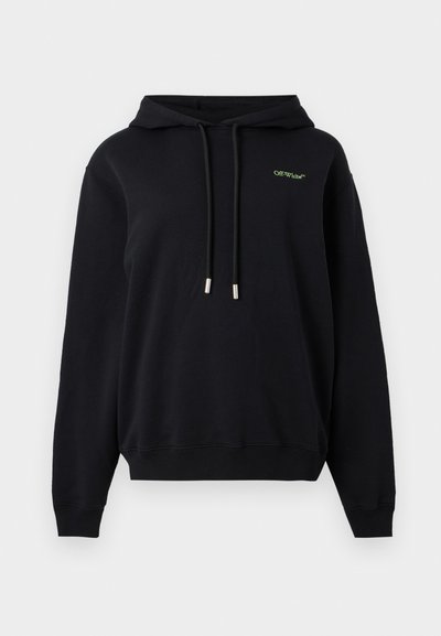 Μαύρο πουλόβερ με κουκούλα και κορδόνια μπροστά, με μικρό πράσινο λογότυπο «Off-White» στο αριστερό μέρος του στήθους, παρουσιάζεται σε απλό φόντο.