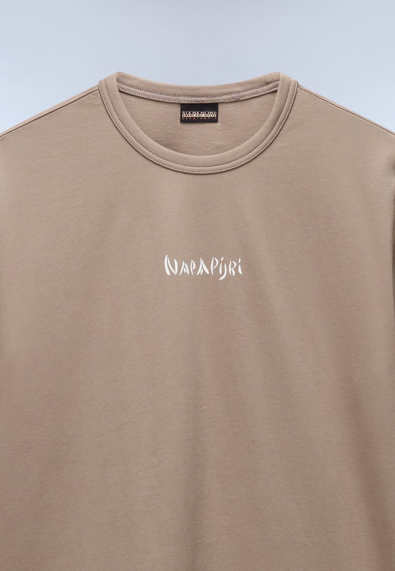 Beżowa bawełniana koszulka z okrągłym dekoltem, z białym logo "Napapijri" nadrukowanym na przodzie. Gładka tekstura i prosty design.