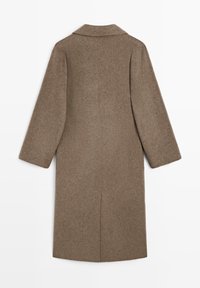 Bruine wollen jas met een achternaad, lange mouwen en een gelagde kraag. Bevat een gestructureerde afwerking met een rechte silhouette.